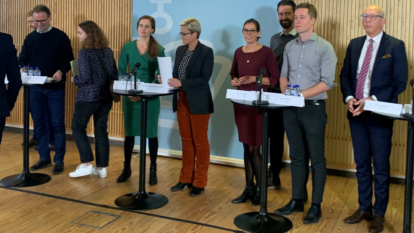 Pressekonference med en bred vifte af poltikere