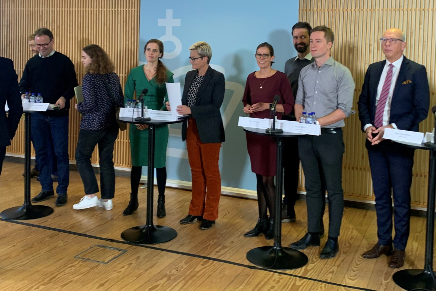 Pressekonference med en bred vifte af poltikere