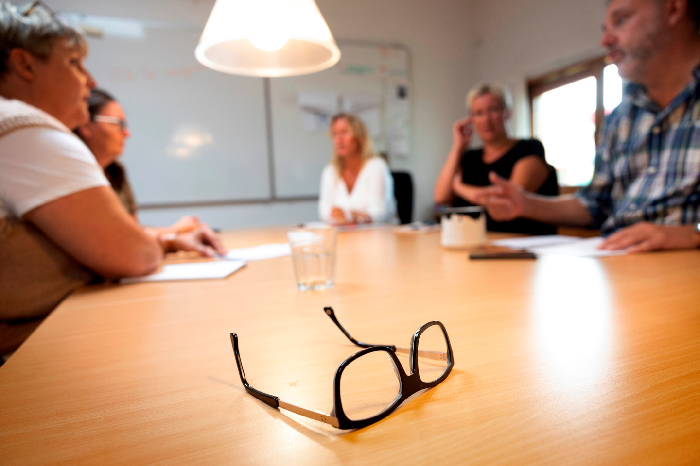 gruppe mennesker diskuterer skoleudviklingssamtaler