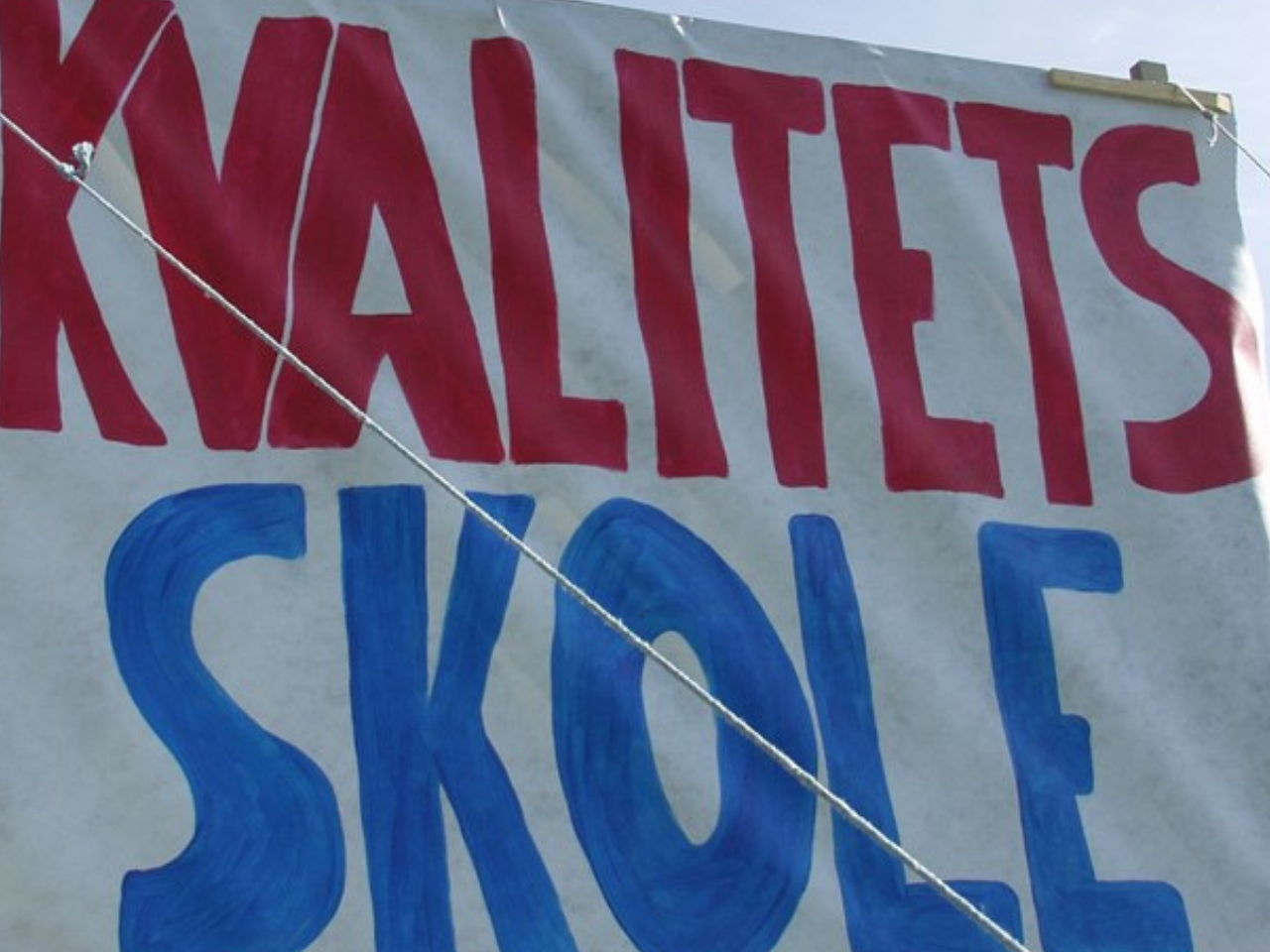 Banner med påskrift: 