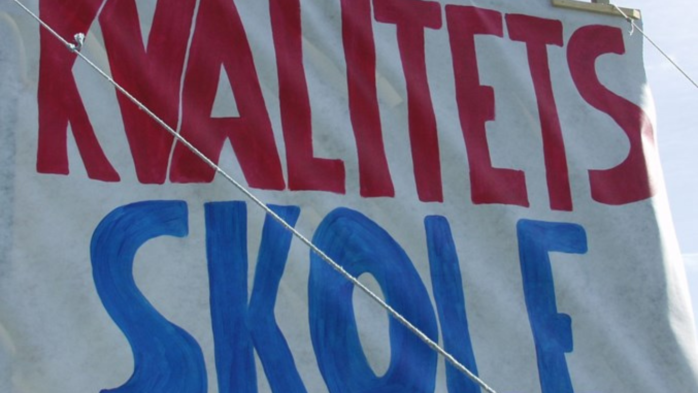 Banner med påskrift: 