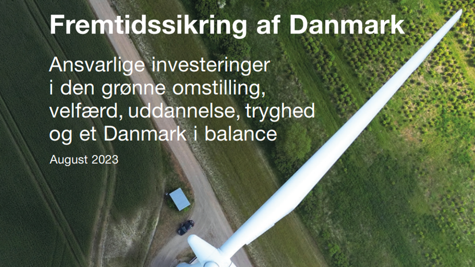vindmølle med grønt landskab i baggrunden. I for grunden står der 