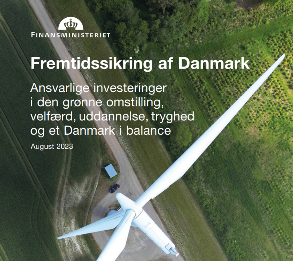 vindmølle med grønt landskab i baggrunden. I for grunden står der 