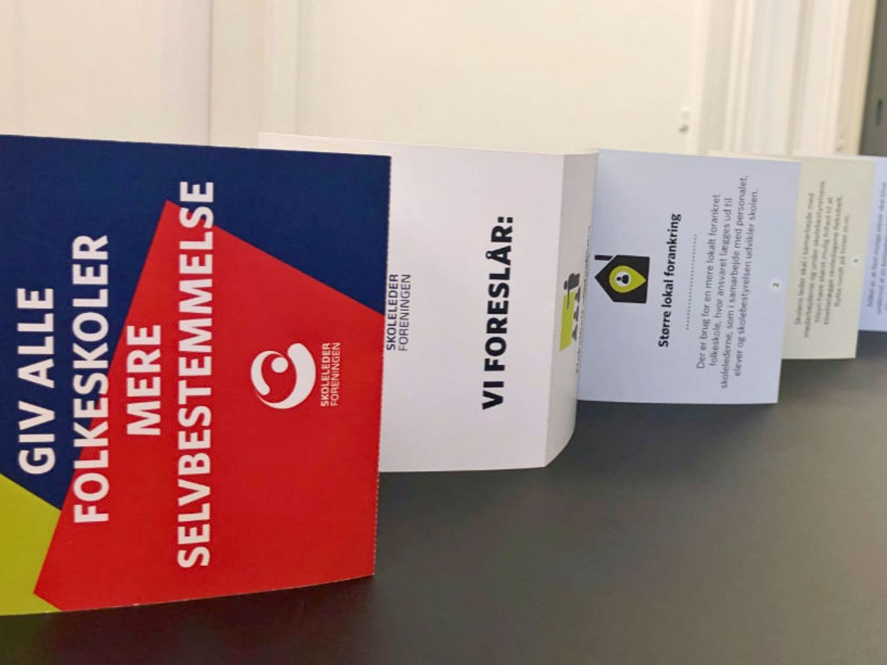 brochure foldet ud på et bord