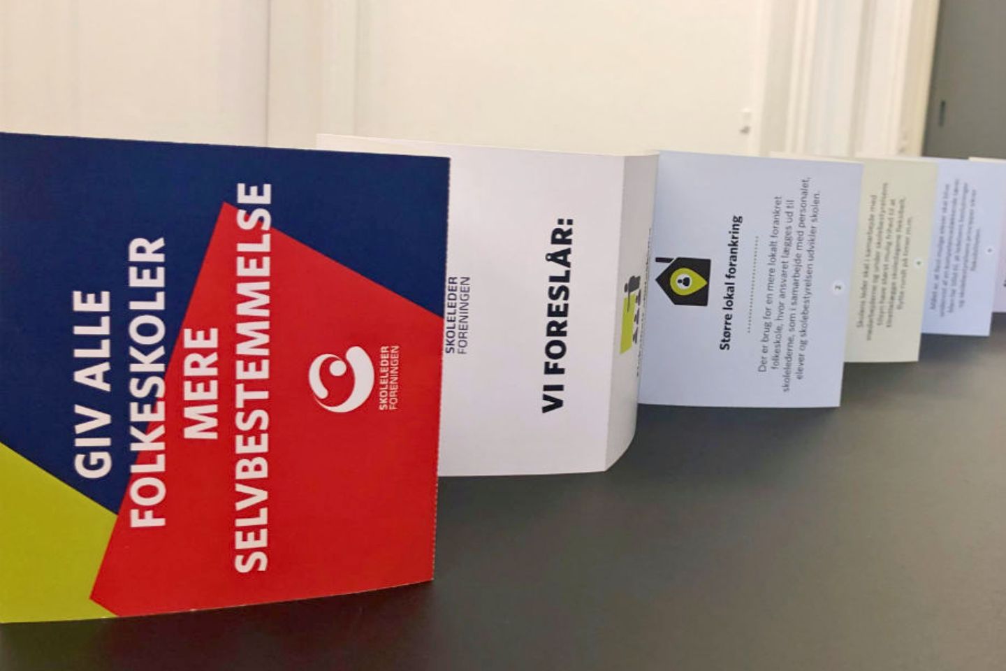 brochure foldet ud på et bord
