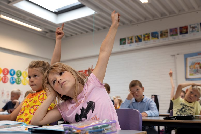 børn modtager undervisning i klasselokale