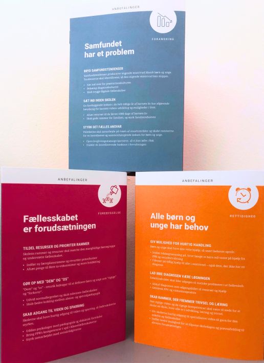 tre foldere i rød, orange og blå om inkluderende fællesskaber