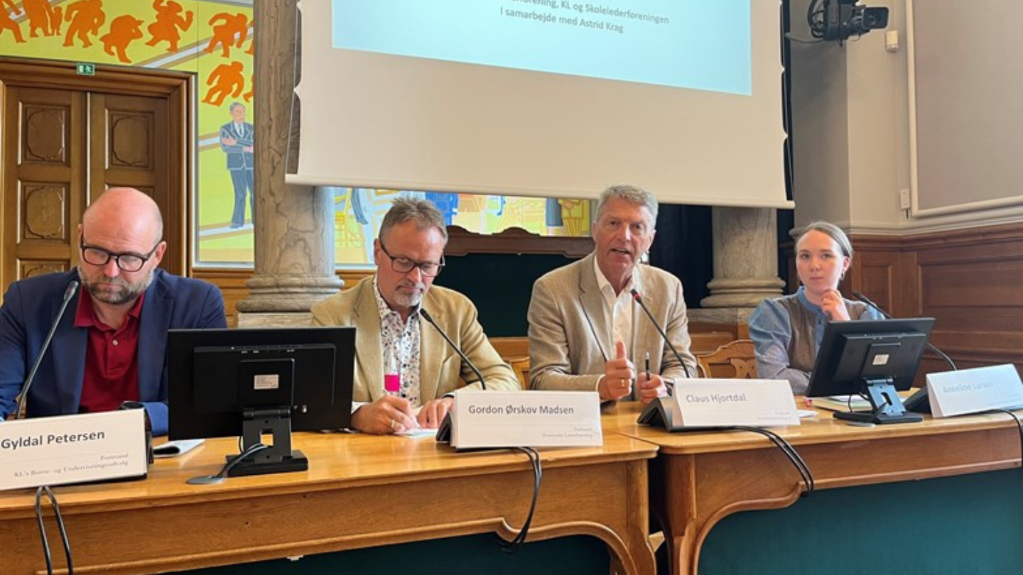Claus Hjortdal til høring på Christiansborg sammen med tre andre