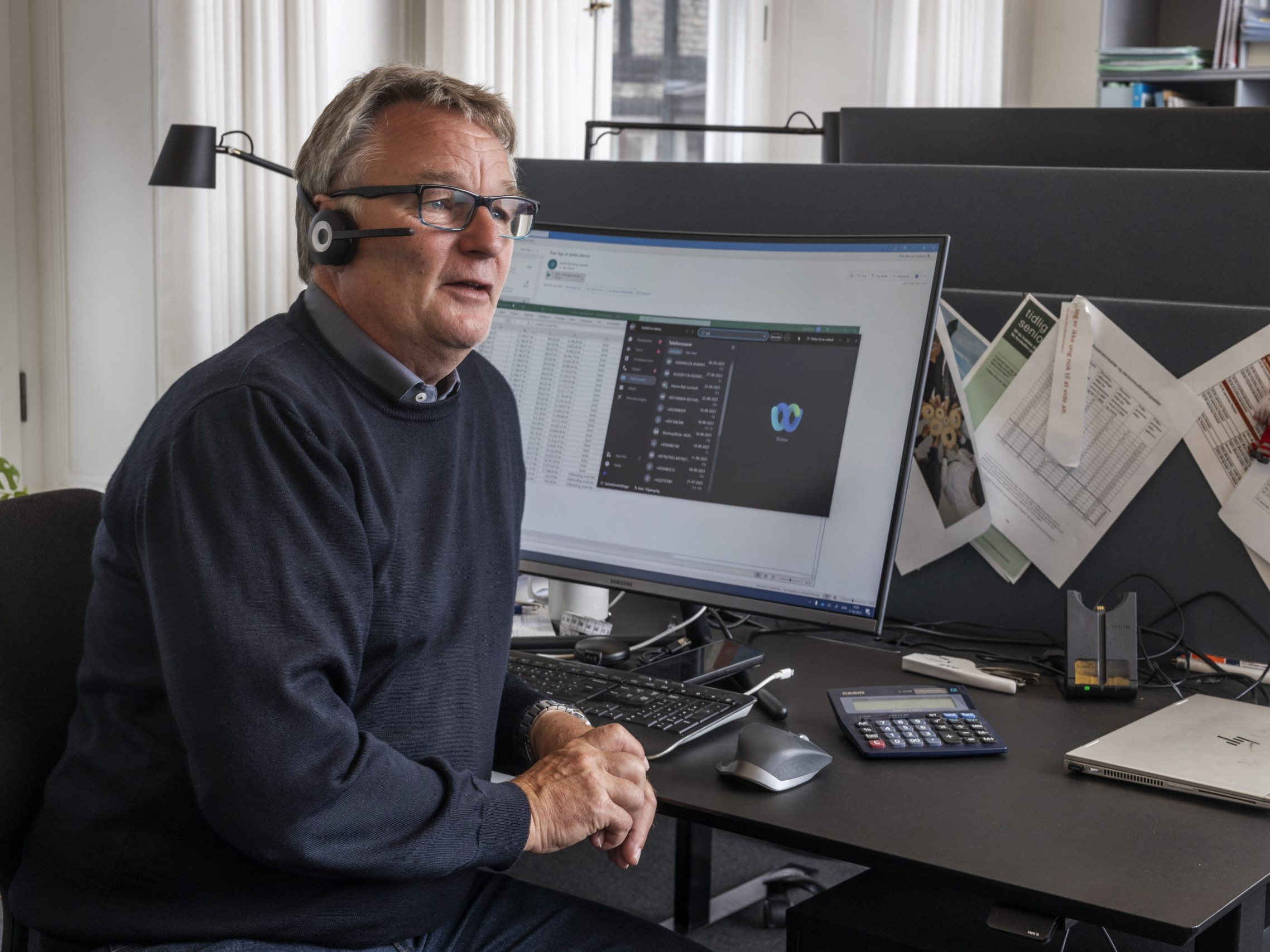 mand rådgiver over telefon